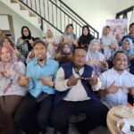Peserta Program PERMATA bersama tim PSI Universitas Muhammadiyah Gresik dan PADMA Indonesia usai pelaksanaan pendampingan pengurusan NIB dan sertifikasi halal di Kantor PADMA Indonesia, Gresik, Minggu (14/6/2026).