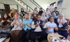 Peserta Program PERMATA bersama tim PSI Universitas Muhammadiyah Gresik dan PADMA Indonesia usai pelaksanaan pendampingan pengurusan NIB dan sertifikasi halal di Kantor PADMA Indonesia, Gresik, Minggu (14/6/2026).