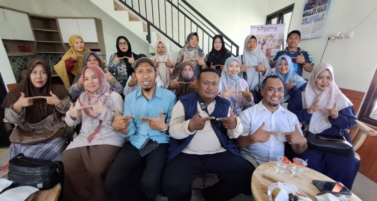 WhatsApp Image 2026-06-14 at 11.11.13 Peserta Program PERMATA bersama tim PSI Universitas Muhammadiyah Gresik dan PADMA Indonesia usai pelaksanaan pendampingan pengurusan NIB dan sertifikasi halal di Kantor PADMA Indonesia, Gresik, Minggu (14/6/2026).