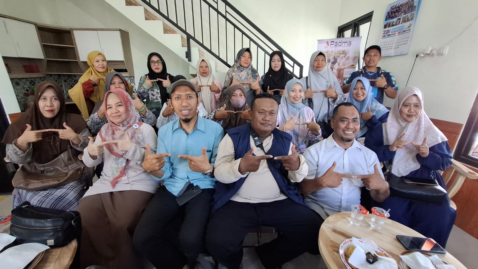 Peserta Program PERMATA bersama tim PSI Universitas Muhammadiyah Gresik dan PADMA Indonesia usai pelaksanaan pendampingan pengurusan NIB dan sertifikasi halal di Kantor PADMA Indonesia, Gresik, Minggu (14/6/2026).